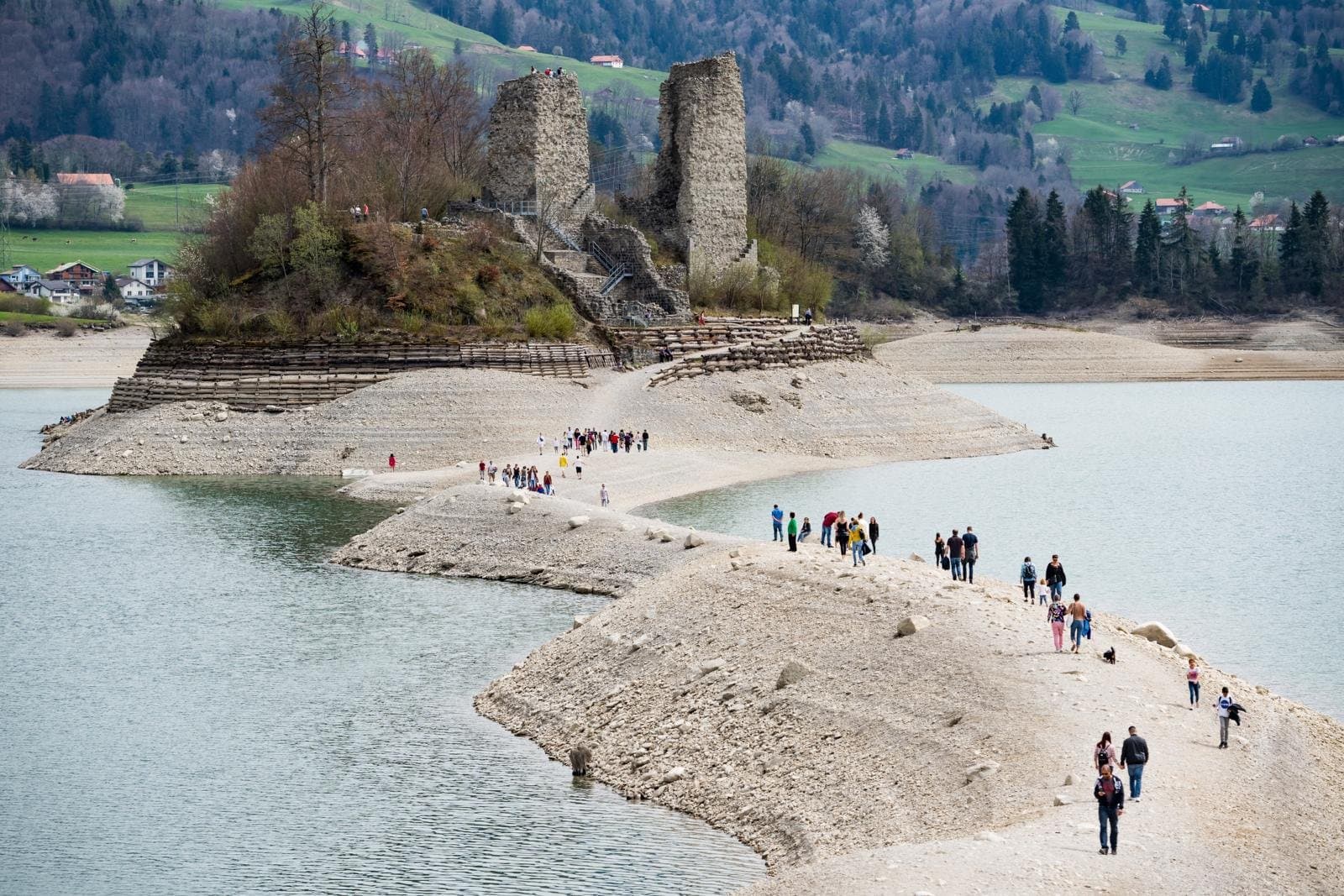 Lac de la Gruyère : rejoindre l’île d’Ogoz à pied